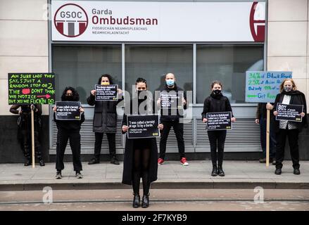 ***VEUILLEZ NOTER QUE LES personnes prennent part à une manifestation en dehors de la Commission d'Ombudsman de Garda Siochana (GSOC) à Dublin, en tant que membres de la Jeunesse contre le racisme et l'inégalité (YARI) réunis pour présenter les résultats d'une enquête sur les attitudes racistes et la police. LES YARI disent que leurs conclusions ne font que corroborer une relation problématique entre les minorités et le Gardai. Date de la photo : jeudi 8 avril 2021. Banque D'Images