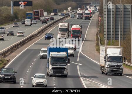 Autoroute M62 taffic en direction de l'ouest depuis la sortie 8 à Warrington. Banque D'Images