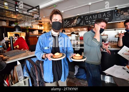 Les membres du personnel prennent part à une dégustation de menu au Gambas Tapas Bar de Wapping Wharf, Bristol, alors qu'ils se préparent à rouvrir pour dîner en plein air le 12 avril, lorsque d'autres restrictions de confinement seront assouplies en Angleterre. Date de la photo : jeudi 8 avril 2021. Banque D'Images