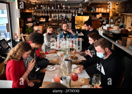 Les membres du personnel prennent part à une dégustation de menu au Gambas Tapas Bar de Wapping Wharf, Bristol, alors qu'ils se préparent à rouvrir pour dîner en plein air le 12 avril, lorsque d'autres restrictions de confinement seront assouplies en Angleterre. Date de la photo : jeudi 8 avril 2021. Banque D'Images