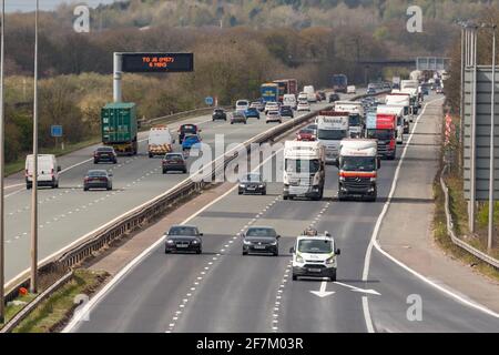 Autoroute M62 taffic en direction de l'ouest depuis la sortie 8 à Warrington. Banque D'Images