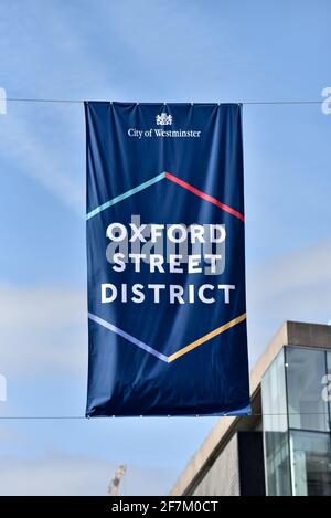 Oxford Street, Londres, Royaume-Uni. 8 avril 2021. Nouveaux drapeaux sur Oxford Street avant la réouverture des magasins non essentiels le 12 avril. Crédit : Matthew Chattle/Alay Live News Banque D'Images