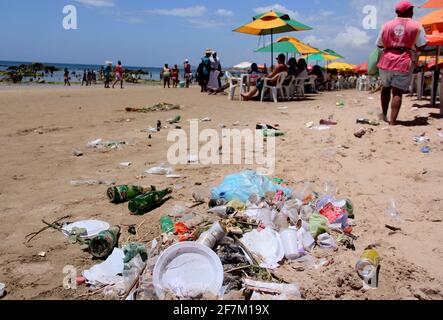 salvador, bahia / brésil - 1er janvier 2014: Des détritus sont vus sur le sable de la plage de la sirène à Itapas après la fête de la Saint-Sylvestre dans la ville de Salvador. * Banque D'Images