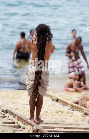 salvador, bahia / brésil - 6 janvier 2015: L'homme noir aux cheveux rastafariens est vu à la plage de Boa Viagem dans la ville de Salvador. *** Légende locale Banque D'Images