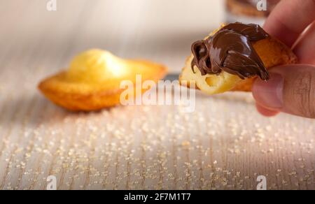 madeleine française au chocolat - vue rapprochée Banque D'Images