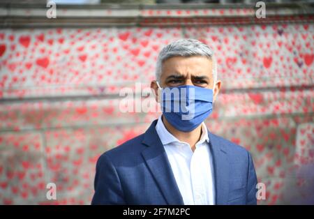 Maire de Londres Sadiq Khan par le mur national du Covid Memorial sur le remblai de Londres pour marquer l'achèvement de la peinture d'environ 150,000 coeurs sur le mur. Date de la photo : jeudi 8 avril 2021. Banque D'Images