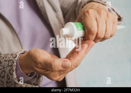 la femme désinfecte ses mains avec du gel d'alcool pour les protéger des virus et des bactéries. Gel hydratant antibactérien. Distributeur de désinfections des mains. A Banque D'Images