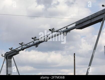 Caméra de péage sur l'autoroute. Système de caméra technologie à micro-ondes pour la surveillance de la circulation sur les routes en République de Bulgarie Banque D'Images