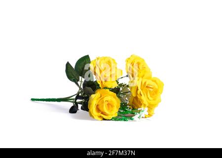 Bouquet de roses jaunes isolé sur fond blanc. Fleur de rose en plastique Banque D'Images