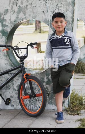 Garçon à vélo dans le parc en profitant de l'air frais. Banque D'Images