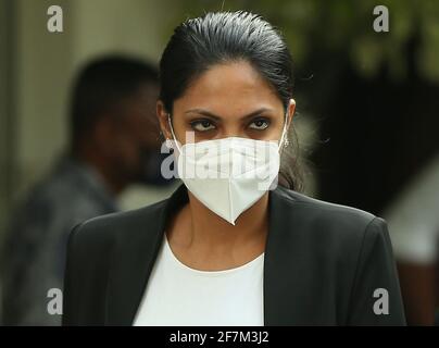 Colombo, sri lanka. 8 avril 2021. Mme World 2020 Caroline Jurie quitte le poste de police après avoir été arrêtée et mise en liberté sous caution par la police, à Colombo, Sri Lanka, le 8 avril 2021. Credit: Pradeep Dambarage/ZUMA Wire/Alay Live News Banque D'Images