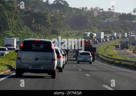 salvador, bahia / brésil - 1 février 2013 : des véhicules sont vus passer sur l'autoroute BR 324 dans la ville de Salvador. *** Légende locale *** Banque D'Images