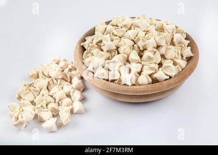 Manti turque maison. ( raviolis turcs ) non cuits. Prêt à cuire. Manti fait main (raviolis turcs) sur fond blanc, avant coo Banque D'Images