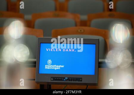 Meiningen, Allemagne. 08 avril 2021. Le nouveau nom 'Staatstheater Meiningen', qui remplacera 'Meiniger Staatstheater' à partir de l'automne, est vu sur un moniteur après la présentation du programme pour la nouvelle saison à partir de l'automne 2021. La saison qui débutera en automne sera la première sous la direction artistique de Neudorff von Enzberg. Credit: Michael Reichel/dpa-Zentralbild/dpa/Alay Live News Banque D'Images