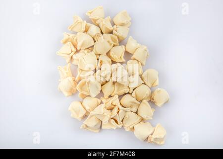 Manti turque maison. ( raviolis turcs ) non cuits. Prêt à cuire. Manti fait main (raviolis turcs) sur fond blanc, avant coo Banque D'Images