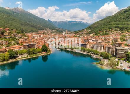 Vue aérienne d'Omegna sur la côte du lac Orta dans la province de Verbano-Cusio-Ossola, Piémont, Italie Banque D'Images