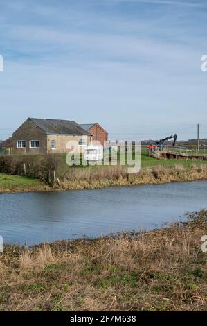 Une station de pompage pour faciliter la vidange des Fens sur le Old West River près de Willingham à Cambridgeshire, Royaume-Uni Banque D'Images