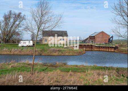 Une station de pompage pour faciliter la vidange des Fens sur le Old West River près de Willingham à Cambridgeshire, Royaume-Uni Banque D'Images