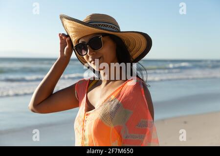 Portrait d'une femme de race mixte souriante en vacances à la plage Banque D'Images