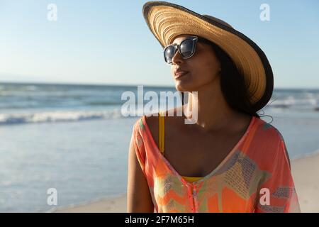 Portrait d'une femme de race mixte en vacances à la plage Banque D'Images
