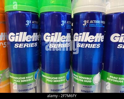 Viersen, Allemagne - 1er mars. 2021: Gros plan des boîtes de mousse à raser avec logo gillette dans l'étagère du supermarché allemand Banque D'Images