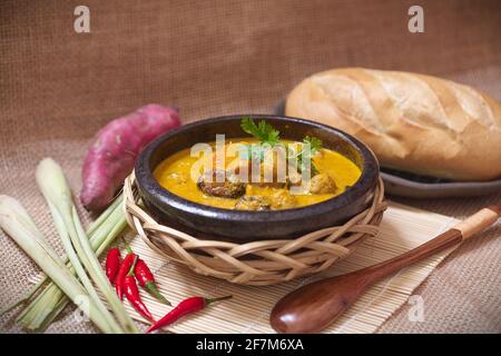 Curry vietnamien traditionnel avec du pain Banque D'Images