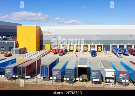 Amazon warehouse Royaume-Uni avec logo Amazon East Midlands Gateway SEGRO Logistics Park Junction 24 M1 East Midlands Angleterre GB Banque D'Images