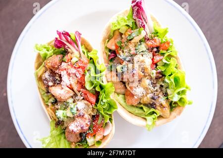 Tortilla avec légumes et poulet frit Banque D'Images