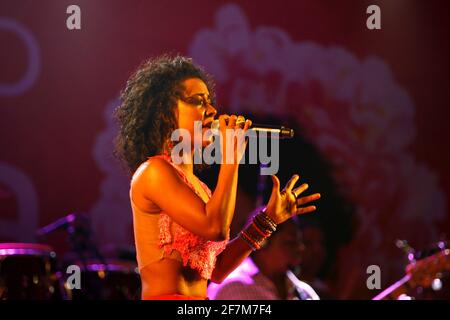 salvador, bahia / brésil - 1 octobre 2014: La chanteuse Ana Mametto est vue lors d'une représentation au Parque Costa Azul dans la ville de Salvador. Banque D'Images