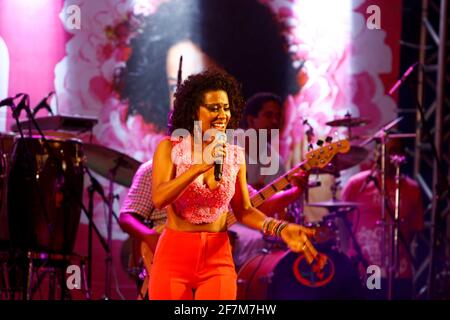 salvador, bahia / brésil - 1 octobre 2014: La chanteuse Ana Mametto est vue lors d'une représentation au Parque Costa Azul dans la ville de Salvador. Banque D'Images