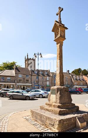 La vieille croix en pierre de la place du marché dans la ville de Stow on the Wold, Gloucestershire, Royaume-Uni Banque D'Images