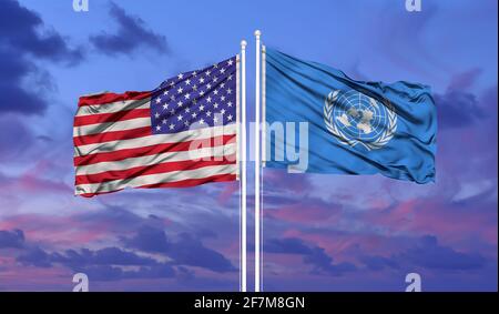 Drapeau des Nations Unies et des États-Unis agitant dans le vent contre blanc ciel bleu ciel nuageux ensemble. Concept de diplomatie, relations internationales. Banque D'Images