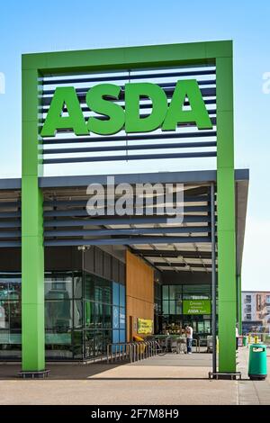 Barry, pays de Galles - Mars 2021: Grand panneau au-dessus de l'entrée d'une branche d'Asda à Barry, pays de Galles du Sud. Banque D'Images