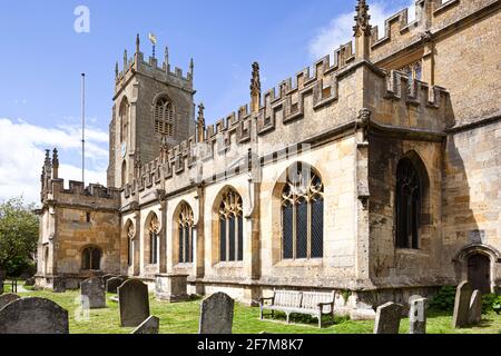 Église paroissiale de St Peters dans la ville Cotswold de Winchcombe, Gloucestershire UK - célèbre pour sa collection de gargouilles grotesques Banque D'Images