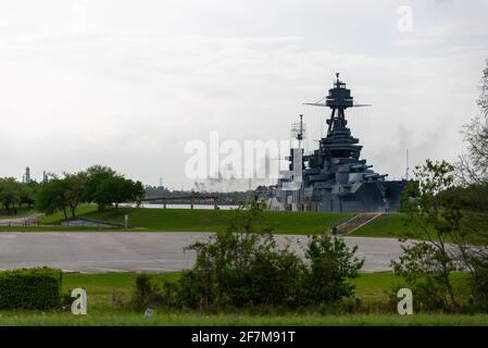 La fumée du feu industriel K-Solv à Channelview, au Texas, s'élève au-dessus du Battleship Texas et de la Manche de navire de Houston le mercredi 7 avril 2021 à la porte, au Texas. L'installation chimique de K-Solv a explosé dans des flammes après une explosion, avec un grand panache de fumée noire qui pouvait être vu pendant des kilomètres. (Photo de Jennifer Lake/Sipa USA) Banque D'Images