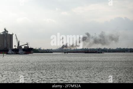 La fumée du feu industriel K-Solv à Channelview, au Texas, s'élève au-dessus de la Manche des navires de Houston le mercredi 7 avril 2021 à la porte, au Texas. L'installation chimique de K-Solv a explosé dans des flammes après une explosion, avec un grand panache de fumée noire qui pouvait être vu pendant des kilomètres. (Photo de Jennifer Lake/Sipa USA) Banque D'Images