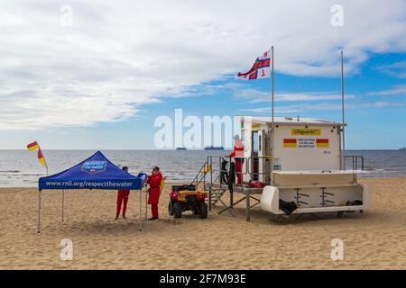 RNLI Lifevers se préparer pour la saison à la plage de Bournemouth, Bournemouth, Dorset Royaume-Uni en avril - érigeant belvédère - respecter l'eau Banque D'Images