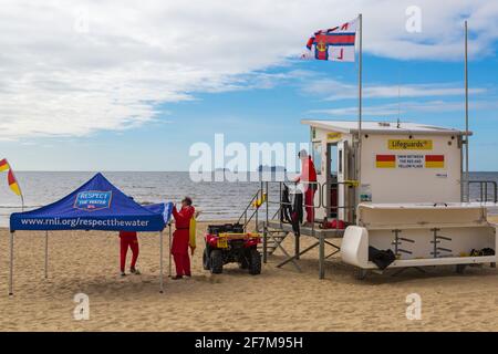 RNLI Lifevers se préparer pour la saison à la plage de Bournemouth, Bournemouth, Dorset Royaume-Uni en avril - érigeant belvédère - respecter l'eau Banque D'Images