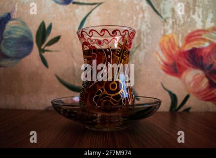 Thé dans l'armudu traditionnel azerbaïdjanais en verre en forme de poire sur un bois tableau Banque D'Images