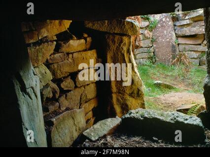 Vue sur le nord-ouest depuis le passage d'entrée du tombeau néolithique de Rubh'an Dunain, île de Skye, Écosse, Royaume-Uni, montrant la chambre d'antechanbre et de sépulture. Banque D'Images