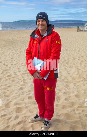 RNLI LifeGuards se prépare pour la saison à venir à la plage de Bournemouth, Bournemouth, Dorset UK en avril Banque D'Images