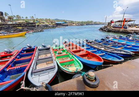 Petits bateaux de pêche en bois amarrés dans le port de Hanga Roa, la ville principale de l'île de Pâques (Rapa Nui), Chili Banque D'Images