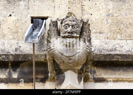 Une des nombreuses gargouilles grotesques qui orne l'église paroissiale St Peters dans la ville de Winchcombe, Gloucestershire, Royaume-Uni Banque D'Images