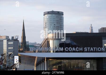 Vue sur le bâtiment emblématique de la Rotunda en face des terres désutilisées et industrielles de Deritend sur la gare routière de Digbeth, qui semble être au point mort en attendant le réaménagement l'année dernière à moins d'un kilomètre du centre-ville le 7 janvier 2021 à Birmingham, au Royaume-Uni. Birmingham subit une transformation massive appelée le Plan de la grande ville qui implique la régénération controversée du centre-ville ainsi qu'une zone secondaire qui va plus loin. Le Big City Plan est le projet de développement le plus ambitieux et le plus vaste entrepris au Royaume-Uni. L'objectif de Birmingham Banque D'Images