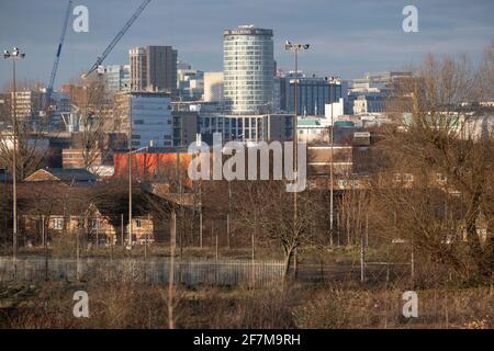 Vue sur les déchets surcultivés et désutilisés de Balsall Heath vers le centre-ville et le légendaire bâtiment Rotunda le 7 janvier 2021 à Birmingham, Royaume-Uni. Birmingham subit une transformation massive appelée le Plan de la grande ville qui implique la régénération controversée du centre-ville ainsi qu'une zone secondaire qui va plus loin. Le Big City Plan est le projet de développement le plus ambitieux et le plus vaste entrepris au Royaume-Uni. L'objectif du conseil municipal de Birmingham est de créer un centre-ville de classe mondiale en planifiant les 20 prochaines années de formation transforma Banque D'Images