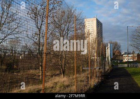 Clôturé hors du terrain de déchets à Balsall Heath près du domaine de logement social immeuble tour haut à Highgate le 7 janvier 2021 à Birmingham, Royaume-Uni. Suite au Plan de Big City de février 2008, Highgate est maintenant un quartier de Birmingham City Centre, mais est une zone très pauvre de logements, manque d'investissement. Banque D'Images