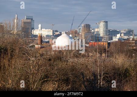 Vue sur les déchets surcultivés et désutilisés depuis Balsall Heath, en passant par la mosquée centrale de Birmingham, en direction du centre-ville et de l'emblématique bâtiment Rotunda, le 7 janvier 2021 à Birmingham, au Royaume-Uni. Birmingham subit une transformation massive appelée le Plan de la grande ville qui implique la régénération controversée du centre-ville ainsi qu'une zone secondaire qui va plus loin. Le Big City Plan est le projet de développement le plus ambitieux et le plus vaste entrepris au Royaume-Uni. L'objectif du conseil municipal de Birmingham est de créer un centre-ville de classe mondiale en prévoyant Banque D'Images