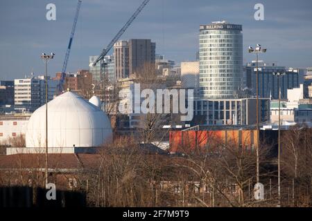 Vue sur les déchets surcultivés et désutilisés depuis Balsall Heath, en passant par la mosquée centrale de Birmingham, en direction du centre-ville et de l'emblématique bâtiment Rotunda, le 7 janvier 2021 à Birmingham, au Royaume-Uni. Birmingham subit une transformation massive appelée le Plan de la grande ville qui implique la régénération controversée du centre-ville ainsi qu'une zone secondaire qui va plus loin. Le Big City Plan est le projet de développement le plus ambitieux et le plus vaste entrepris au Royaume-Uni. L'objectif du conseil municipal de Birmingham est de créer un centre-ville de classe mondiale en prévoyant Banque D'Images