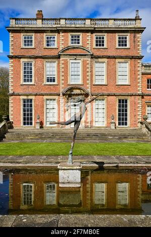 Newby Hall, une propriété et maison de campagne près de Ripon, dans le Yorkshire du Nord avec une statue dans un étang Banque D'Images