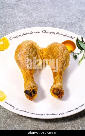 Une paire de pilons de poulet. Deux jambes de poulet rôti Banque D'Images